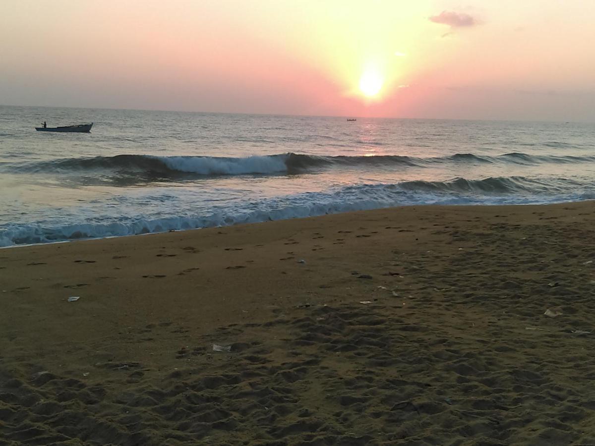 Kunam Beach Rest Inn Батикалоа Екстериор снимка